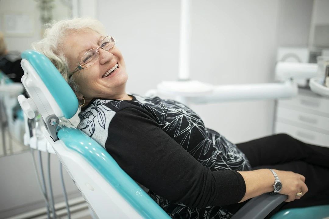 starsza kobieta na fotelu dentystycznym