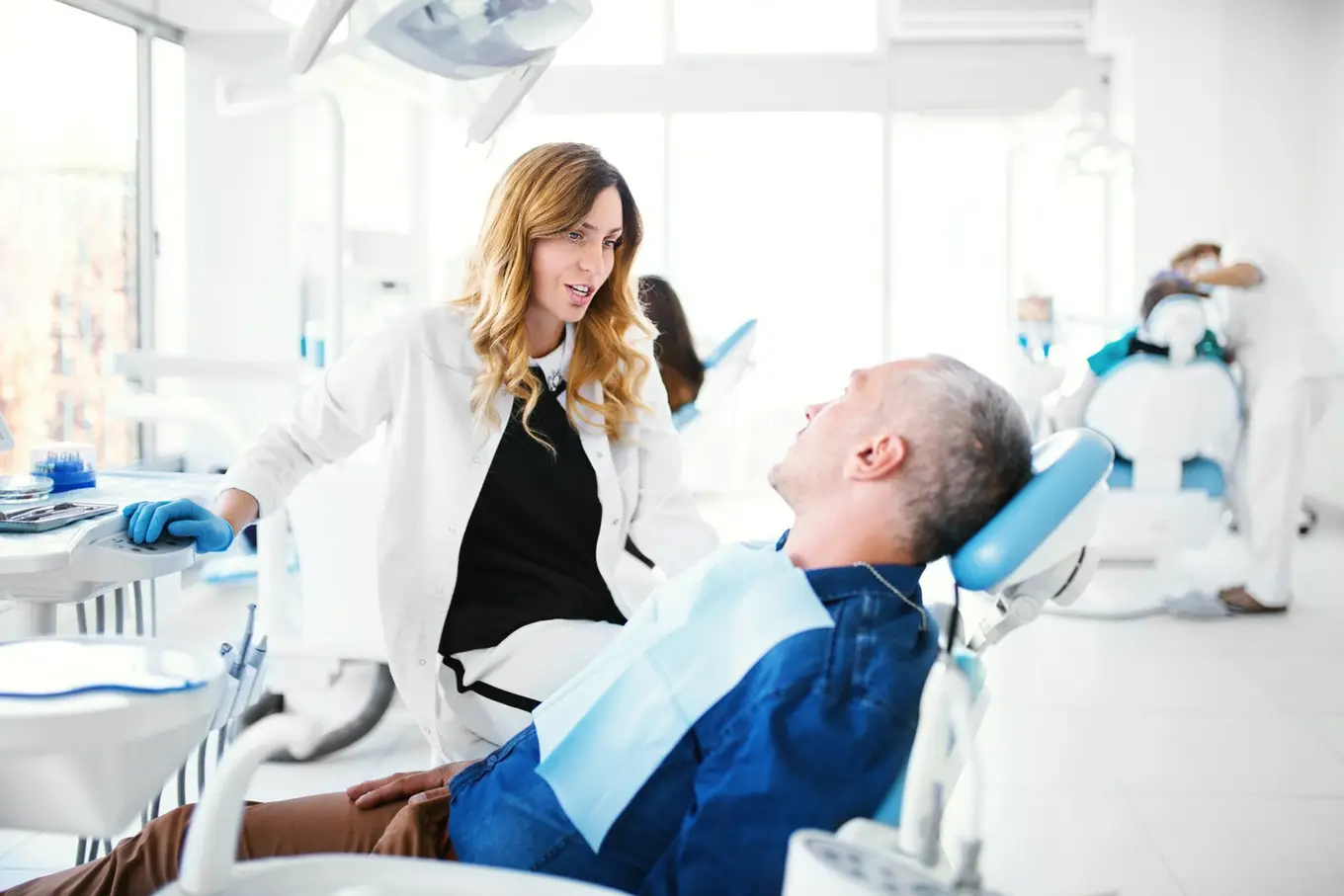 pacjent na fotelu u dentysty